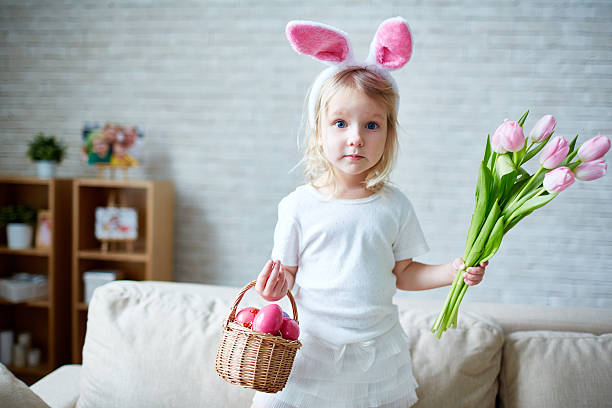 cadeau de pâques-généreux - child easter flower little girls photos et images de collection