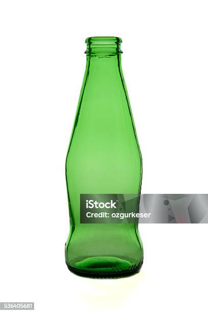 Вода в зеленой стеклянной бутылке