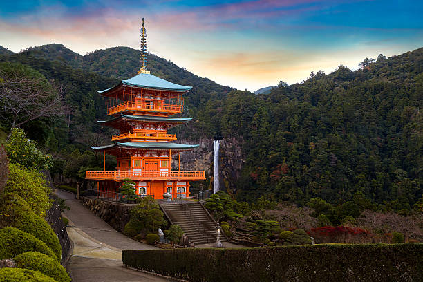 пагода в храм сэйганто дзи в вакаяма, япония - kii стоковые фото и изображения