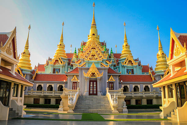 wat tang sai, templo dourado - gold pagoda temple synagogue imagens e fotografias de stock