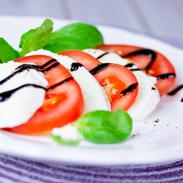 tomate y queso mozzarella - caprese salad salad restaurant vinegar fotografías e imágenes de stock