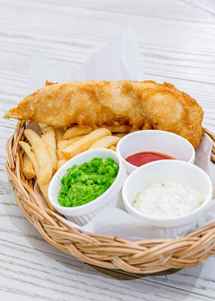 fish and chips - fish and chips cafe restaurant salad zdjęcia i obrazy z banku zdjęć