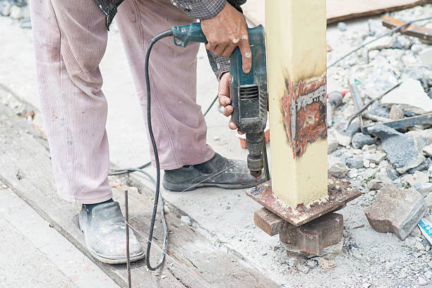 primer plano de los detalles del trabajador taladrar orificios en construcción de acero - maintenance engineer home improvement men manual worker fotografías e imágenes de stock