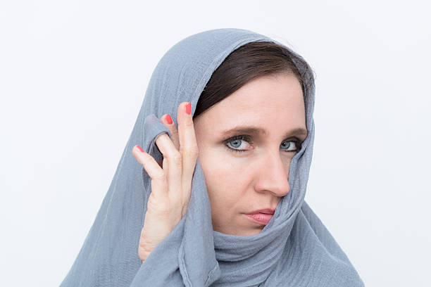 mulher com um lenço cinzento - headscarf krasa women human hair - fotografias e filmes do acervo