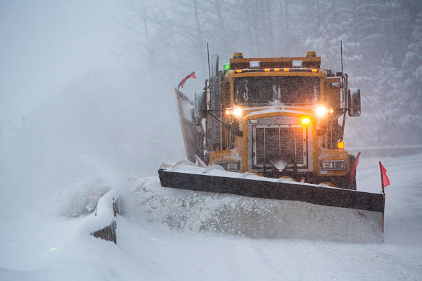 schneepflug gepflügt der highway während schnee sturm. - plow stock-fotos und bilder