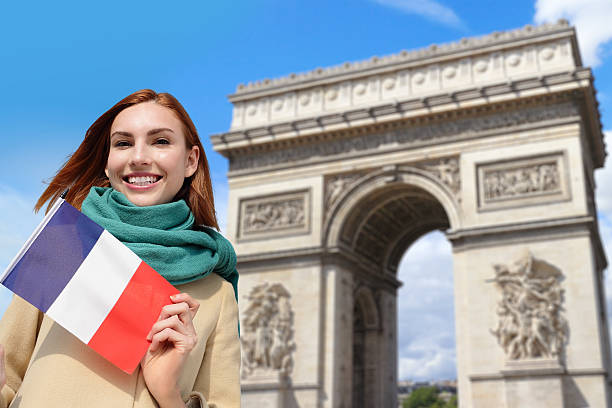 feliz viaje mujer en parís - arc de triomphe paris france arc delaware fotografías e imágenes de stock