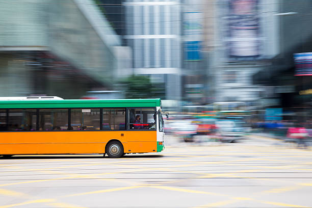 transport en bus - street defocused car road photos et images de collection