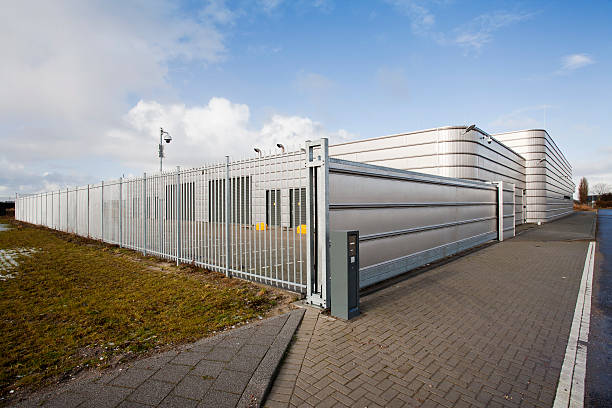 edificio industrial de metal seguras - safety fence fotografías e imágenes de stock