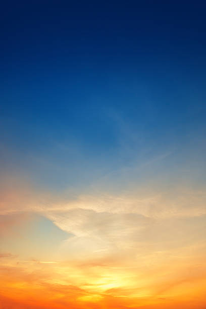 空を背景に沈む夕日 - 夕日 ストックフォトと画像