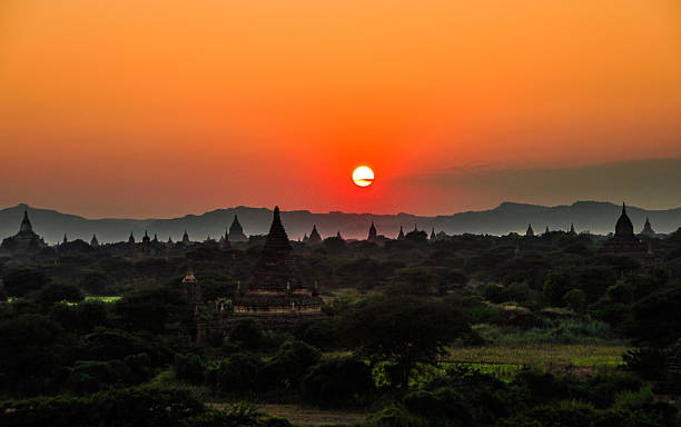 pôr do sol em bagan - myanmar bagan temple ayeyarwady river imagens e fotografias de stock