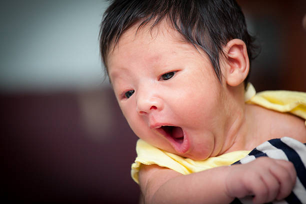joli bâillement petit bébé nouveau-né - baby yawning asian ethnicity newborn photos et images de collection