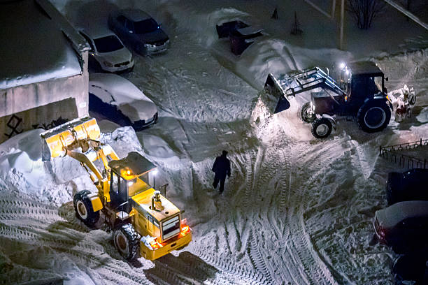 snowplows pracy na ulicy - plowed road zdjęcia i obrazy z banku zdjęć