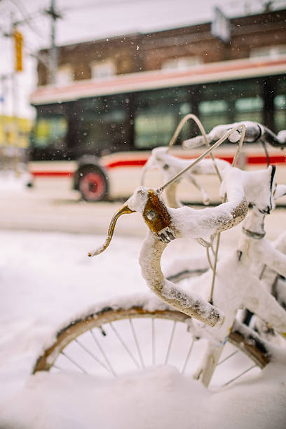 인공눈 일-연도 토론토 - urban scene red diminishing perspective bicycle 뉴스 사진 이미지