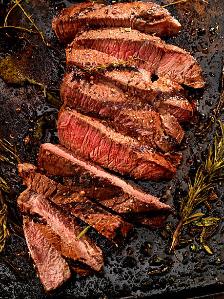 bistecca di manzo raro medio - strip steak immagine foto e immagini stock