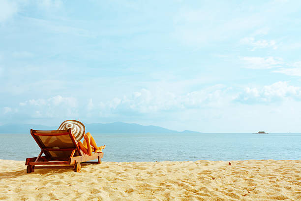 mulher na cadeira de praia de sol - sunbed imagens e fotografias de stock
