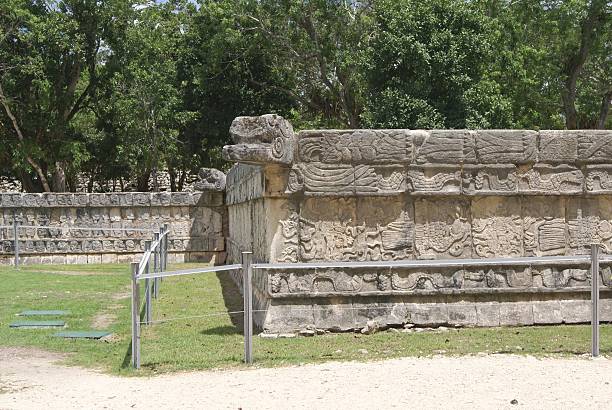 チチェン・イッツァ・メキシコ、頭蓋骨の神殿 - tzompantli ストックフォトと画像