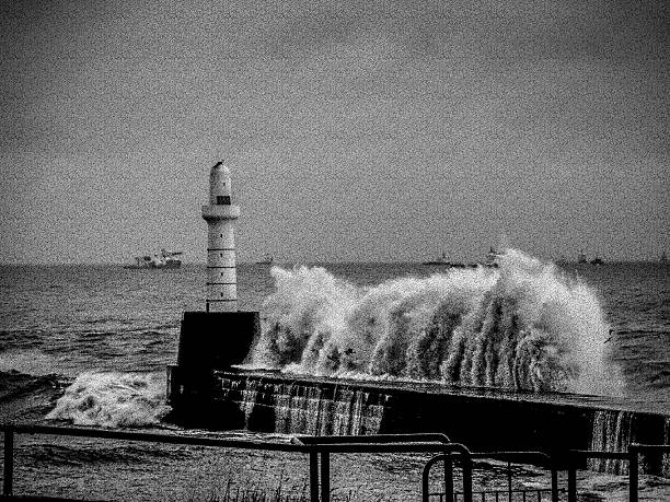faro e grandi onde in tempesta - wave sea storm water foto e immagini stock
