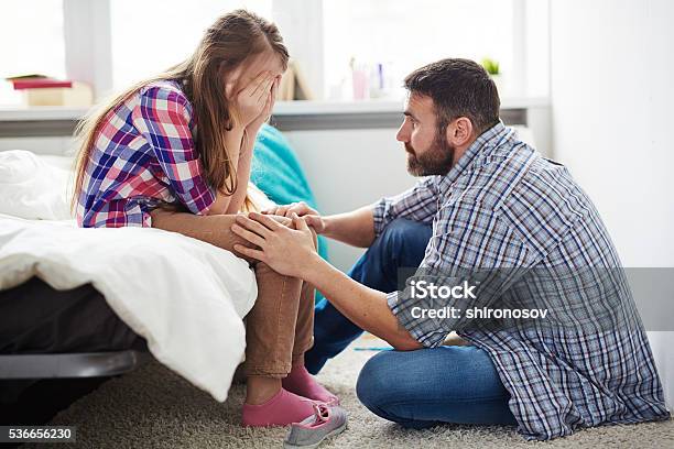 De Apoyo Foto de stock y más banco de imágenes de Padre - Padre, Adolescente, Hija