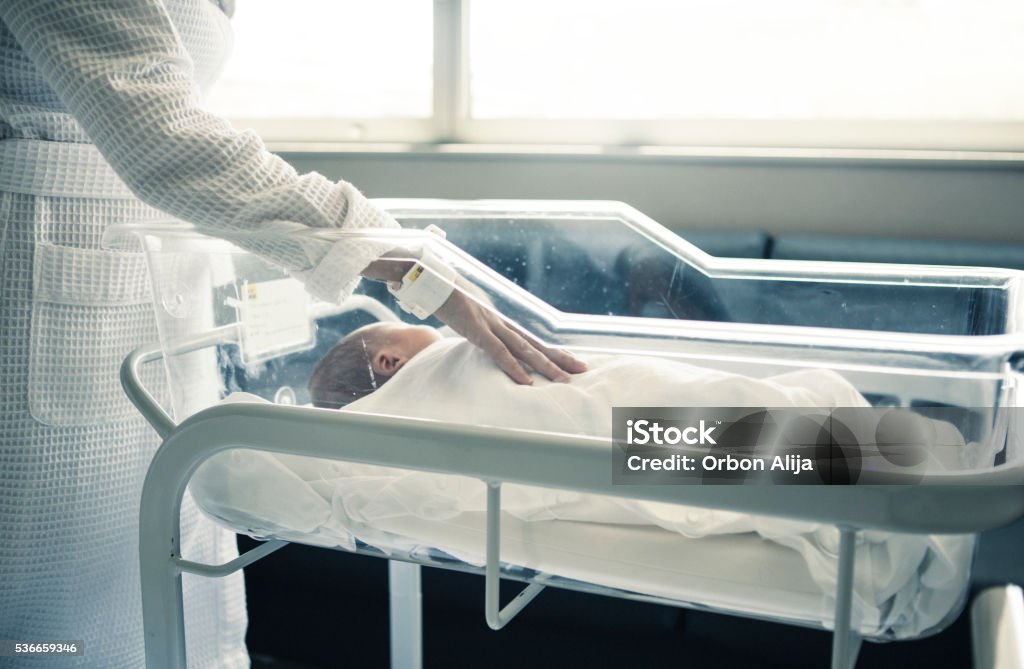 Schlafen Neugeborene Babyjunge bassinet krankenhaus - Lizenzfrei Baby Stock-Foto