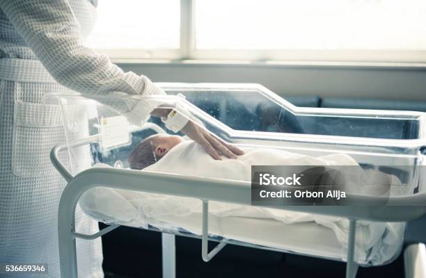 Schlafen Neugeborene Babyjunge Bassinet Krankenhaus Stockfoto und mehr Bilder von Baby