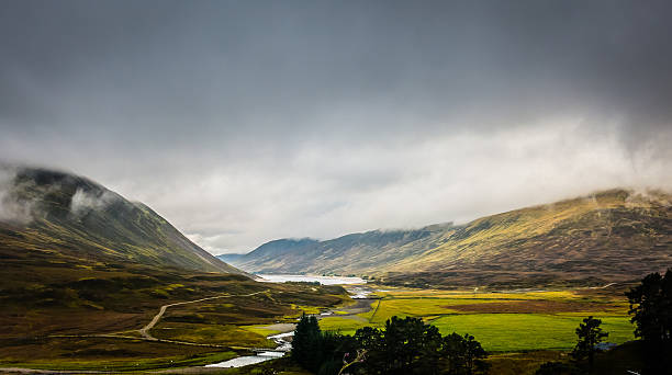drumochter pass valley панорамный вид, нагорье, шотландия - inverness area стоковые фото и изображения