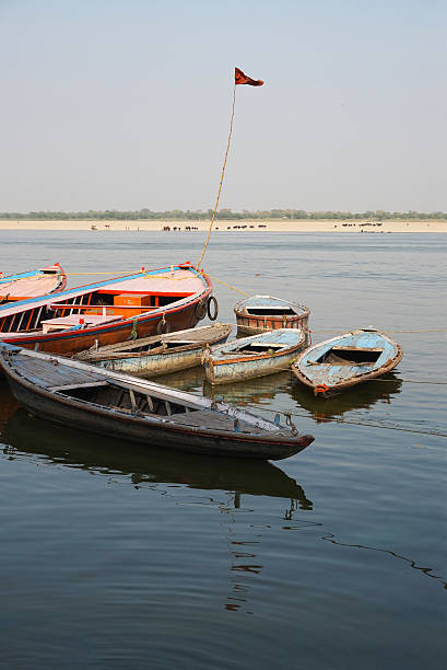 лодки на ganger реки на рассвете, варанаси - morning river ganges river varanasi стоковые фото и изображения
