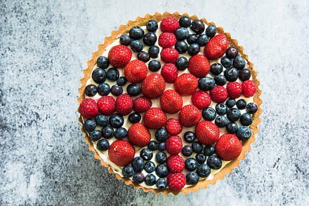 istock Come one England! football cake 536663598