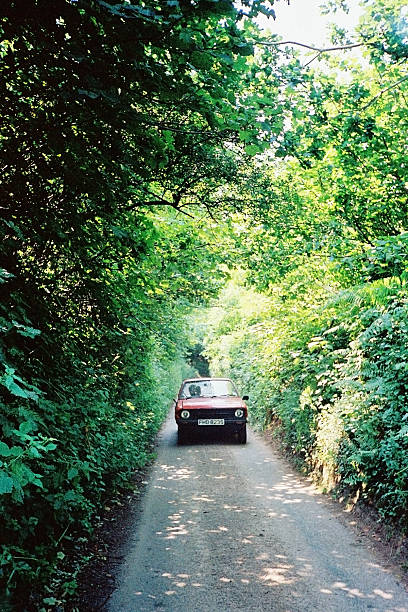 1978 ford escort conducir a lo largo de la frondosa zona de inglés lane - car obsolete old editorial fotografías e imágenes de stock