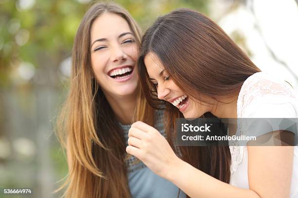 友と笑う 2 つの幸せな女性 - 笑うのストックフォトや画像を多数ご用意 - 笑う, 友情, 少女