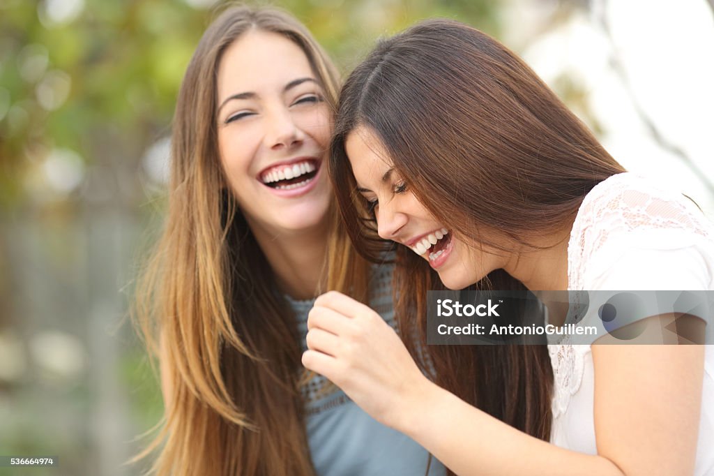 Dois amigos rindo mulher feliz - Foto de stock de Adolescentes Meninas royalty-free