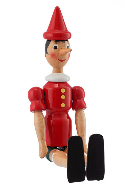 pinocho juguete estatua aislado sobre blanco - liar dishonesty pinocchio human nose fotografías e imágenes de stock