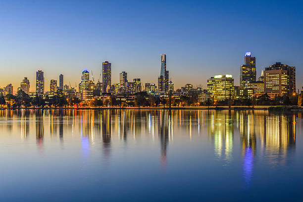 sonnenuntergang, melbourne. - melbourne skyline city australia stock-fotos und bilder