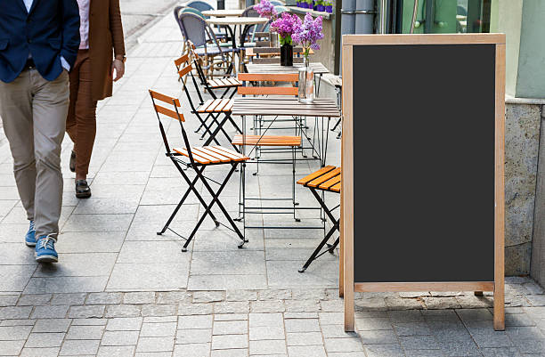 leere menü-tafel auf der straße - sidewalk cafe stock-fotos und bilder