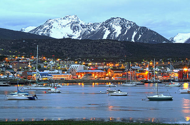 Ushuaia (Tierra del Fuego) Ushuaia (Tierra del Fuego), land doomsday, night view from the port; Patagonia Argentina houses in antarctica stock pictures, royalty-free photos & images