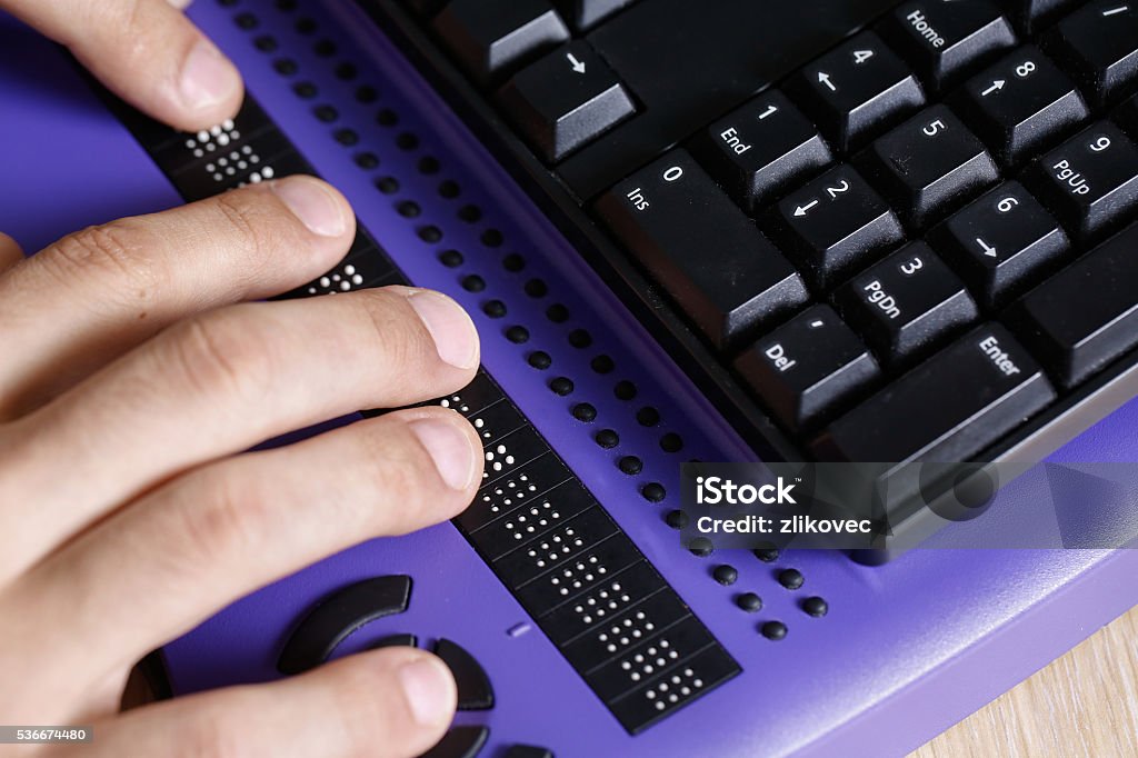 Ciego persona utilizando ordenador con pantalla de ordenador/computador (a) en braille - Foto de stock de Braille libre de derechos