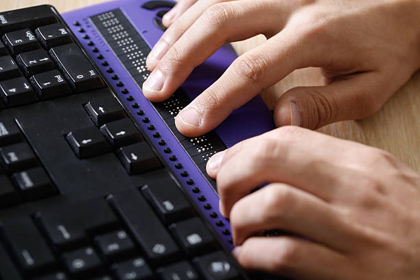 cego pessoa usando computador com tela de computador em braille - internet learning computer keyboard computer - fotografias e filmes do acervo