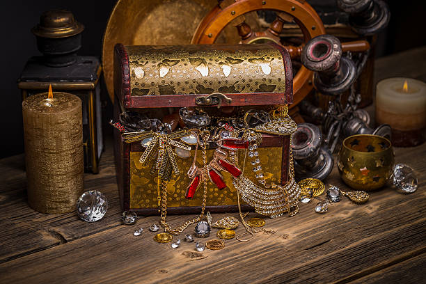 istock Treasure chest with jewellery 536675534