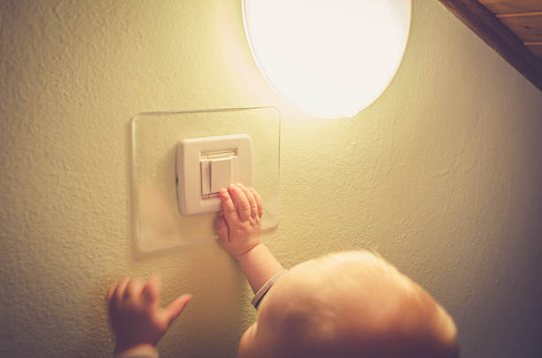 istock Baby child switching on / off the light 536675990