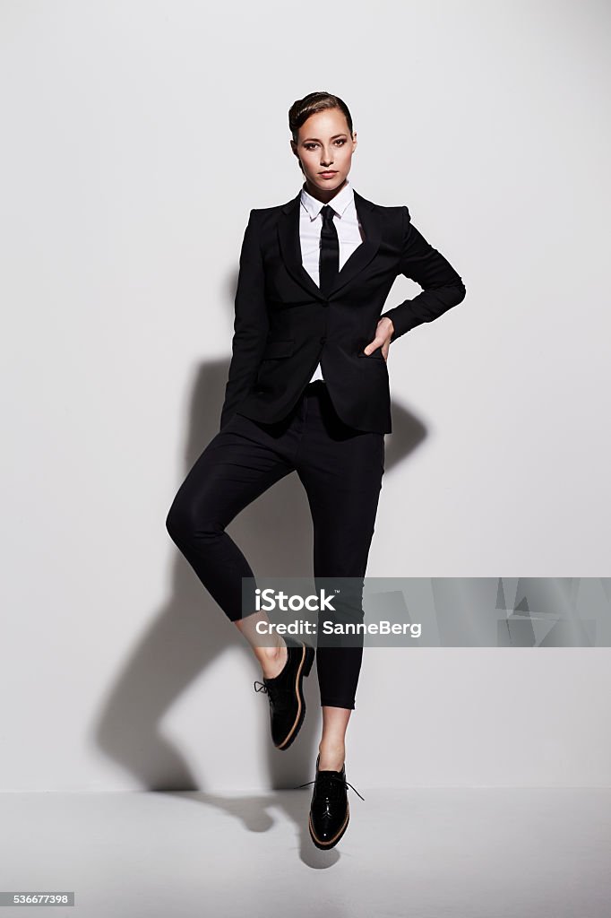 Mujer de negocios negro posando en traje tonos, vertical - Foto de stock de Mujeres libre de derechos