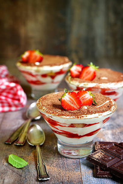 tradizionale dolce tiramisù con fragole. - tiramisu trifle italian culture dessert foto e immagini stock