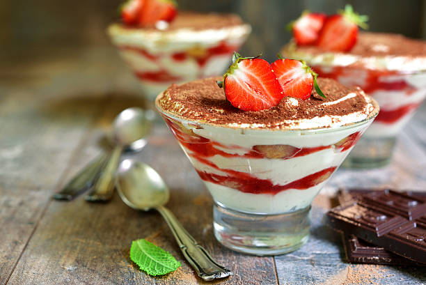 tradizionale dolce tiramisù con fragole. - dessert tiramisu gourmet food foto e immagini stock