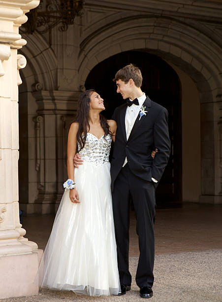 atractiva pareja adolescente en el baile del colegio - face to face teenage couple teenager couple fotografías e imágenes de stock