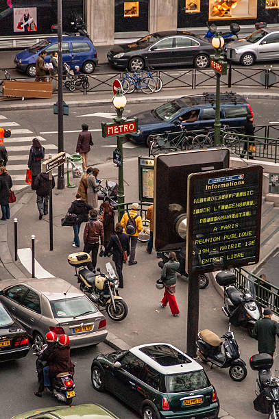 scène de rue de paris - pub metro paris photos et images de collection