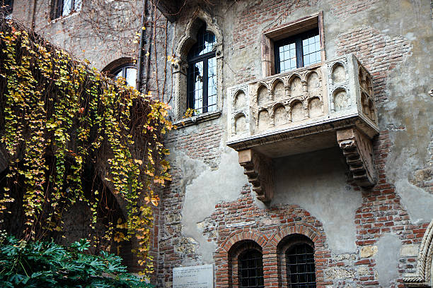 romeo and juliet balkon w werona, włochy  - capulet zdjęcia i obrazy z banku zdjęć