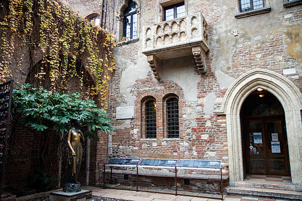 romeo y julieta balcón en verona, italia  - capulet fotografías e imágenes de stock