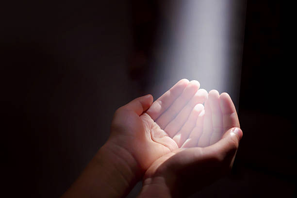 haz de luz y las manos - milagro evento religioso fotografías e imágenes de stock