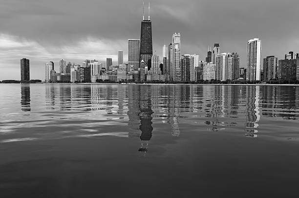 horizonte de chicago. - chicago black and white contemporary tower - fotografias e filmes do acervo