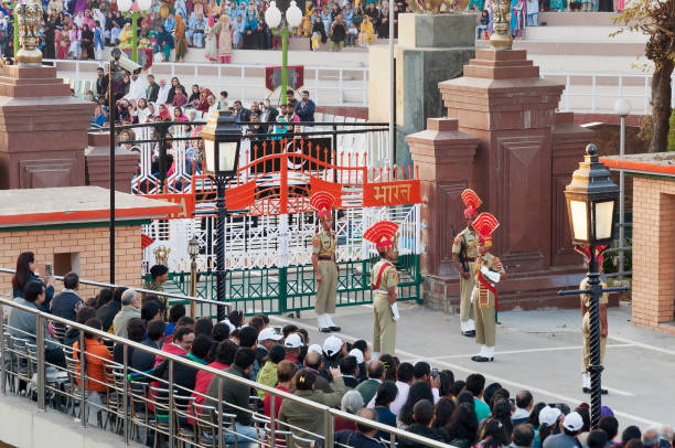la frontière de l'inde au pakistan wagah cérémonie de clôture - closing ceremony photos et images de collection