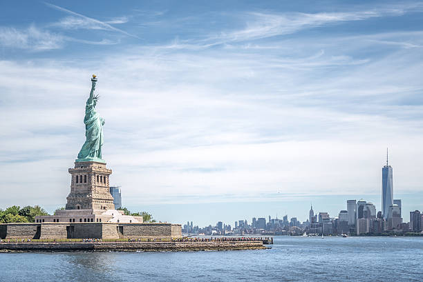 自由の女神やマンハッタンニューヨーク市 - new york city skyline new york state freedom ストックフォトと画像