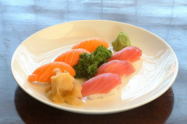 niguiri, comida japonesa. - niguiri sushi fotografías e imágenes de stock